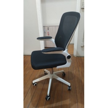 Cadeira Basic Mech Preta e Branca com braço escamoteável - Novo
